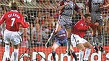 <B>SONRISAS Y LAGRIMAS</B>. Becks fue recibido como un villano en su país tras ser expulsado ante Argentina en el Mundial del 98. Luego lideró al United para conseguir la Champions.