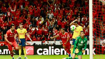 MEX3160. TOLUCA (MÉXICO), 25/05/2025.- Jugadores de Toluca celebran un gol este domingo, en un partido de la final del Torneo Clausura 2025 de la Liga MX entre Toluca y América, en el estadio Nemesio Díez en Toluca (México). EFE/ Felipe Gutiérrez