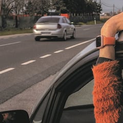 Luz V16 de la DGT: ¿cuándo entra en vigor y a partir de cuándo será obligatorio su uso?