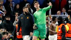 Karim Benzema y Thibaut Courtois tras el Chelsea-Real Madrid de la temporada pasada en Stamford Bridge, donde el francés marcó un 'hat-trick' y el belga tuvo paradas determinantes.