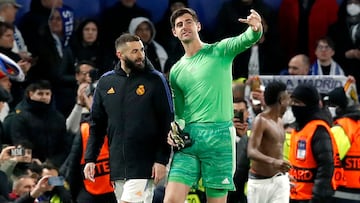 Karim Benzema y Thibaut Courtois tras el Chelsea-Real Madrid de la temporada pasada en Stamford Bridge, donde el franc¨¦s marc¨® un 'hat-trick' y el belga tuvo paradas determinantes.