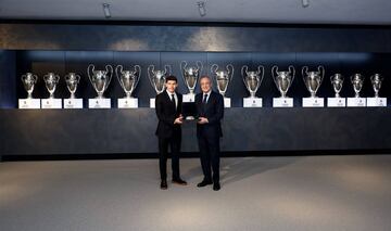 Francisco Jos¨¦ Garc¨ªa Torres posa con el presidente del Real Madrid, Florentino P¨¦rez, tras ellos todas las Champions que ha conseguido el Real Madrid.