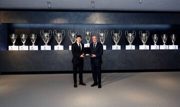 Francisco José García Torres posa con el presidente del Real Madrid, Florentino Pérez, tras ellos todas las Champions que ha conseguido el Real Madrid.