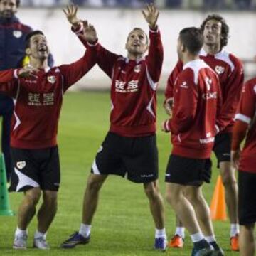 TRABAJO. Javi Guerra, Nacho y Baena se divierten durante el entrenamiento de ayer en el estadio.