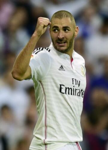 El delantero francés del Real Madrid Karim Benzema celebra, el gol marcado al FC Barcelona, tercero para el conjunto blanco, durante el partido de la novena jornada de Liga de Primera División disputado esta tarde en el estadio Santiago Bernabéu.