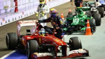 Webber llega a boxes en el Ferrari de Alonso.