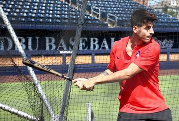 Los jugadores del conjunto colchonero Koke, Savic, Morata, Adán y Hermoso han disfrutado de un día béisbol en el campo principal de la Dallas Baptist University.