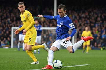 James Rodríguez abandonaría el Real Madrid en el Mercado de Verano. El colombiano es pretendido por clubes como Arsenal, Everton, Wolverhampton y Manchester United. Esta sería su competencia en la mitad de la cancha de estos equipos. 