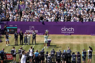 El público del Queen's Club aplaude en pie al tenista español. 