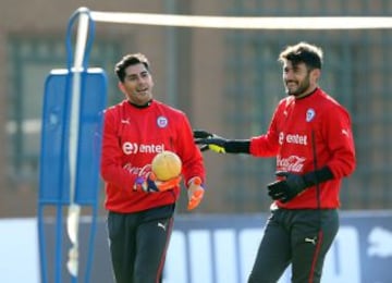 Herrera y Garcés durante el el 'fútbol-tenis' de los arqueros.