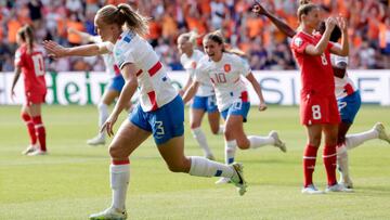 SHEFFIELD, UNITED KINGDOM - JULY 17: Stefanie van der Gragt of Holland Women celebrates 0-1  during the  EURO Women  match between Switzerland  v Holland at the Bramall Lane on July 17, 2022 in Sheffield United Kingdom (Photo by Rico Brouwer/Soccrates/Getty Images)