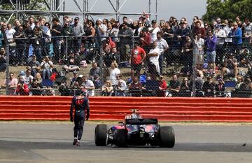 Carlos Sainz fuera de carrera en la segunda vuelta, por un incidente con Daniil Kvyat.