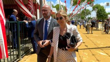 Monchi, junto a su mujer.