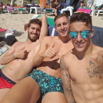 Tello y Deulofeu disfrutan de sus vacaciones en la playa.