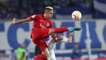 Santos Borré en un partido del Eintracht Frankfurt