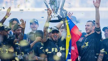 AME1294. LOS ÁNGELES (ESTADOS UNIDOS), 05/11/2022.- Cristian "Chicho" Arango (c) de Los Angeles Football Club celebra con sus compañeros de equipo después de ganar el juego de campeonato de la MLS contra el Philadelphia Union hoy en Los Ángeles, California (EE.UU.). EFE/Javier Rojas
