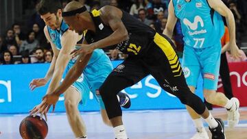 Thad McFadden luchando por un balón con el jugador de Estudiantes Dario Brizulela.