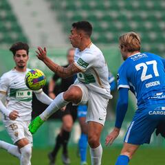 El Elche no cierra el grifo y el Genk le remonta