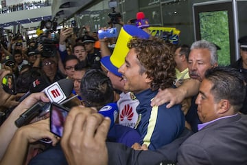 El Aeropuerto Internacional de la Ciudad de México vivió minutos caóticos ante la llegada del guardameta mexicano, ahora elemento de Las Águilas.