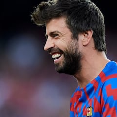 Primera imagen de Piqué besando públicamente a su novia Clara