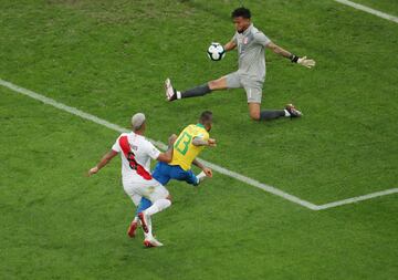 Dani Alves (Brasil) remate con la derecha desde el centro del área por el centro de la portería. Asistencia de Roberto Firmino después de un pase en profundidad.