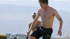 Andy Murray juega al f&uacute;tbol antes del torneo de Indian Wells en 2011.
 