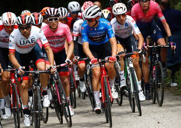 El ciclista italiano Valerio Conti avanza junto al pelotón durante la etapa de hoy. 