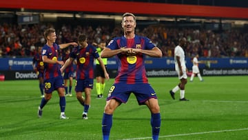 FILE PHOTO: Soccer Football - LaLiga - FC Barcelona v Valencia - Johan Cruyff Stadium, Barcelona, Spain - September 14, 2025 FC Barcelona's Robert Lewandowski celebrates scoring their fifth goal REUTERS/Albert Gea/File Photo
