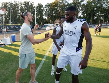 Bale y Rüdiger se saludan. 