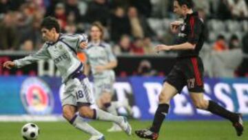 Yakovenko, ante Van Bommel en un Milán-Anderlecht.