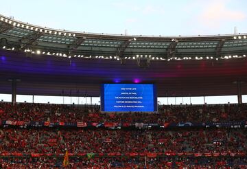 El videomarcador de Saint-Denis señala que el retraso de los aficionados fue el motivo del retraso del partido.