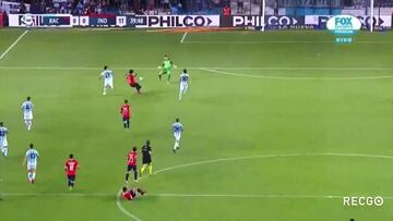 ¡Insólita expulsión del arquero Arias para que Racing se quede con 10 en el clásico!