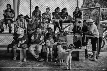 El fotógrafo colombiano realizó una serie fotográfica en la cual narra la historia de excombatientes de las FARC que juegan al fútbol frente a pobladores locales de la zona y soldados de las Fuerzas Armadas de Colombia. 