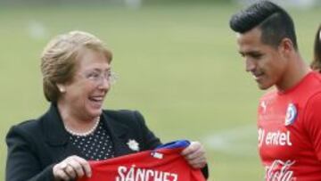 La presidenta de Chile, Michelle Bachelet recibe una camiseta firmada por todos los jugadores por parte del jugador Alexis Sánchez.