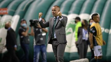 Colombia's Deportivo Cali coach Venezuelan Rafael Dudamel reacts at the end of the Copa Libertadores group stage first leg football match against Argentina's Boca Juniors at the Deportivo Cali Stadium in Palmira, near Cali, Colombia, on April 5, 2022. (Photo by Luis ROBAYO / AFP)