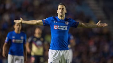 Luego de hacer prácticamente toda su carrera en España, el atacante llegó a Cruz Azul bajo la gestión de Paco Jémez en 2017. En la Liga MX ha anotado 10 goles. 