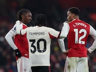 Soccer Football - Premier League - Arsenal v Liverpool - Emirates Stadium, London, Britain - January 8, 2026 Liverpool's Jeremie Frimpong with Arsenal's Eberechi Eze and Jurrien Timber after the match Action Images via Reuters/Paul Childs EDITORIAL USE ONLY. NO USE WITH UNAUTHORIZED AUDIO, VIDEO, DATA, FIXTURE LISTS, CLUB/LEAGUE LOGOS OR 'LIVE' SERVICES. ONLINE IN-MATCH USE LIMITED TO 120 IMAGES, NO VIDEO EMULATION. NO USE IN BETTING, GAMES OR SINGLE CLUB/LEAGUE/PLAYER PUBLICATIONS. PLEASE CONTACT YOUR ACCOUNT REPRESENTATIVE FOR FURTHER DETAILS..