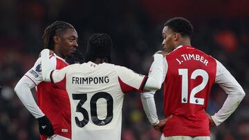 Soccer Football - Premier League - Arsenal v Liverpool - Emirates Stadium, London, Britain - January 8, 2026 Liverpool's Jeremie Frimpong with Arsenal's Eberechi Eze and Jurrien Timber after the match Action Images via Reuters/Paul Childs EDITORIAL USE ONLY. NO USE WITH UNAUTHORIZED AUDIO, VIDEO, DATA, FIXTURE LISTS, CLUB/LEAGUE LOGOS OR 'LIVE' SERVICES. ONLINE IN-MATCH USE LIMITED TO 120 IMAGES, NO VIDEO EMULATION. NO USE IN BETTING, GAMES OR SINGLE CLUB/LEAGUE/PLAYER PUBLICATIONS. PLEASE CONTACT YOUR ACCOUNT REPRESENTATIVE FOR FURTHER DETAILS..