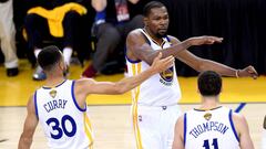 Los Warriors aplastan a los Cavs y estiran su ventaja en la serie