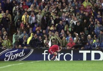 10/04/2002 Partido de Champions League Real Madrid-Bayern Effenberg fue golpeado por un mechero en el corner.