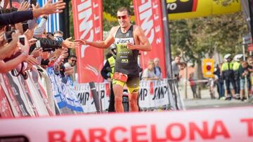 Fernando Alarza entra triunfador en el Barcelona Triatlón 2016.