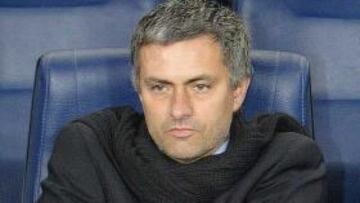 <b>PARADO. </b>José Mourinho, en el banquillo del Camp Nou.