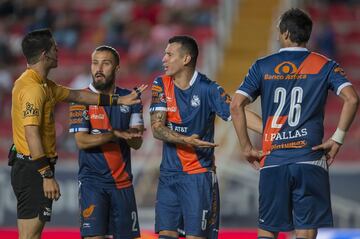 Por segunda semana consecutiva, Puebla dejó ir el resultado en menos de 10 minutos. Cuando los camoteros ganaban 0-2 el encuentro, Necaxa logró venir de atrás para igualar el marcador con goles al 57 y 68. Sin embargo, hay que decir que se quedaron con un hombre menos desde el 35 por la expulsión de José Torres los dirigidos por Enrique Meza no pudieron mantener un resultado favorable una vez más. 