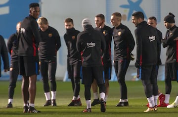 Yerry Mina fue acogido por todos sus compañeros en el entrenamiento