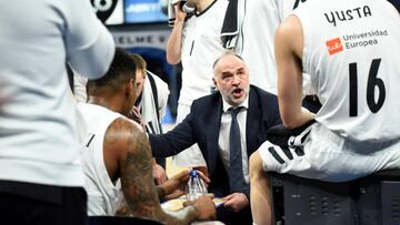 GRAF3562. VITORIA, 23/11/2018.- El entrenador del Real Madrid, Pablo Laso (2-d), da indicaciones a sus jugadores durante el parido de la Liga ACB de baloncesto ante el Kirobet Baskonia disputado esta noche en el Buesa Arena, en Vitoria. EFE/Adri&aacute;n Ruiz de Hierro