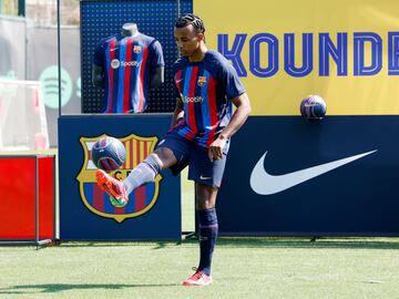 Primeros toques de balón con la camiseta del Barcelona de Jules Koundé durante su presentación.