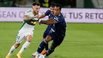 GRAF5438. ELCHE (ALICANTE), 06/11/2020.- El delantero del Elche Josan (i) trata de escapar de Renato Tapia (d), del Celta, durante el partido de Liga en Primera División que disputan esta noche en el estadio Martínez Valero, en Elche. EFE/Ra