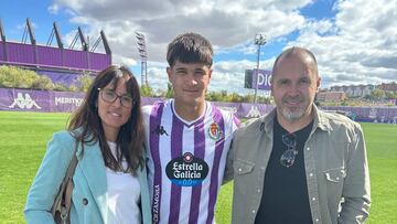 Mario Domínguez, jugador juvenil del Real Valladolid, que debutó el viernes ante Las Palmas, posa junto a sus padres.
