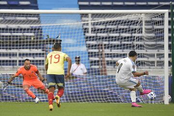 El arquero fue el titular en la Selección Colombia y sufrió los goles de Cavani, Suárez y Núñez 