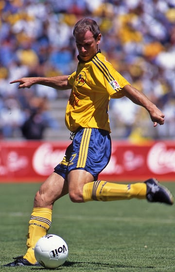 Máximo goleador del América con 192 dianas.
Campeón de Liga en la 87-88 y 88-89
Campeón de Campeones en 87-88 y 88-89
Copa Campeones CONCACAF 1987, 1990 y 1992
Copa Interamericana 1991